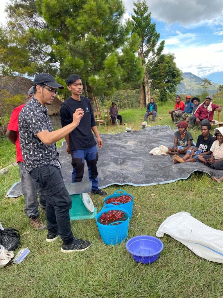 Kasatker P2JN Wamena Fadholi Karim memberikan arahan kepada petani kopi. | Majalah Lintas/Firdaus DH