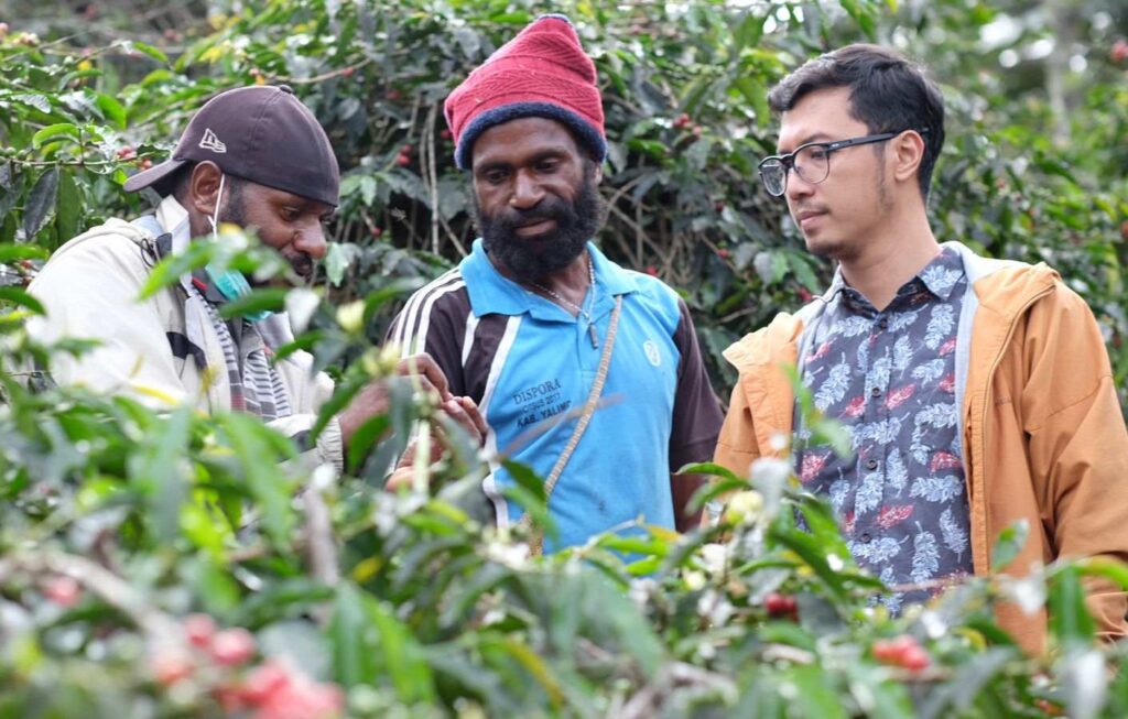 Kasatker P2JN Wamena Fadholi Karim membina petani kopi. | Majalah Lintas/Firdaus DH