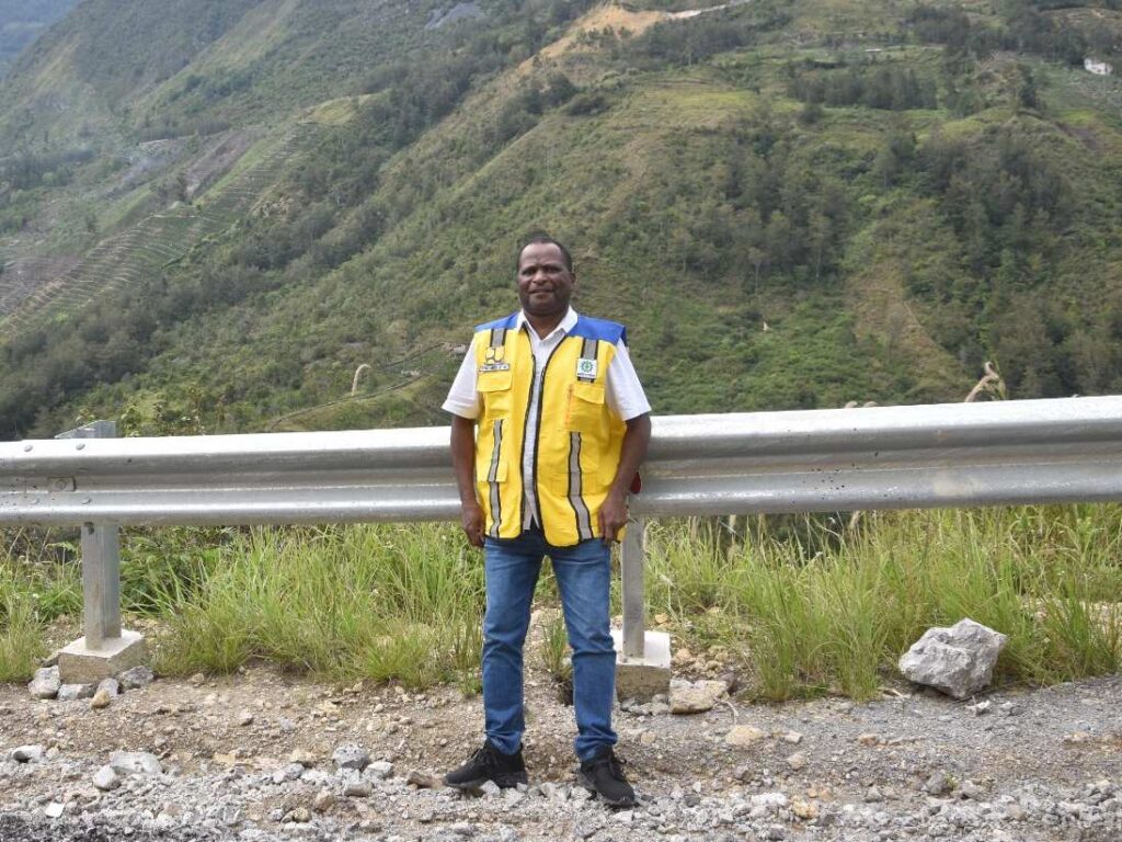 Kepala BPJN Wamena Zepnat Kambu meninjau perkebunan kopi di ruas Jalan Wamena-Pyramid-Tiom. | Dok. BPJN Wamena