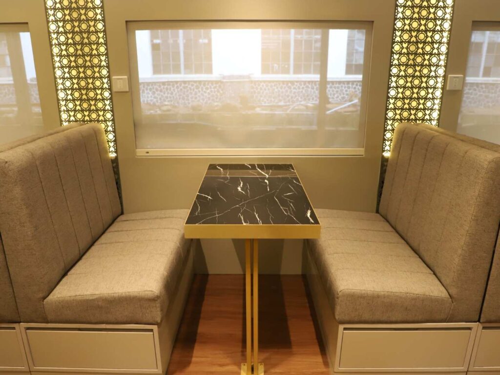 Sofa di Kereta Makan Mewah di KA Bima dan Argo Semeru.| Dok. KAI