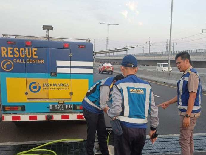 Petugas Jasamarga Jalanlayang Cikampek (JJC) pengelola Jalan Layang MBZ membersihkan jalan. | Dok. Jasa Marga