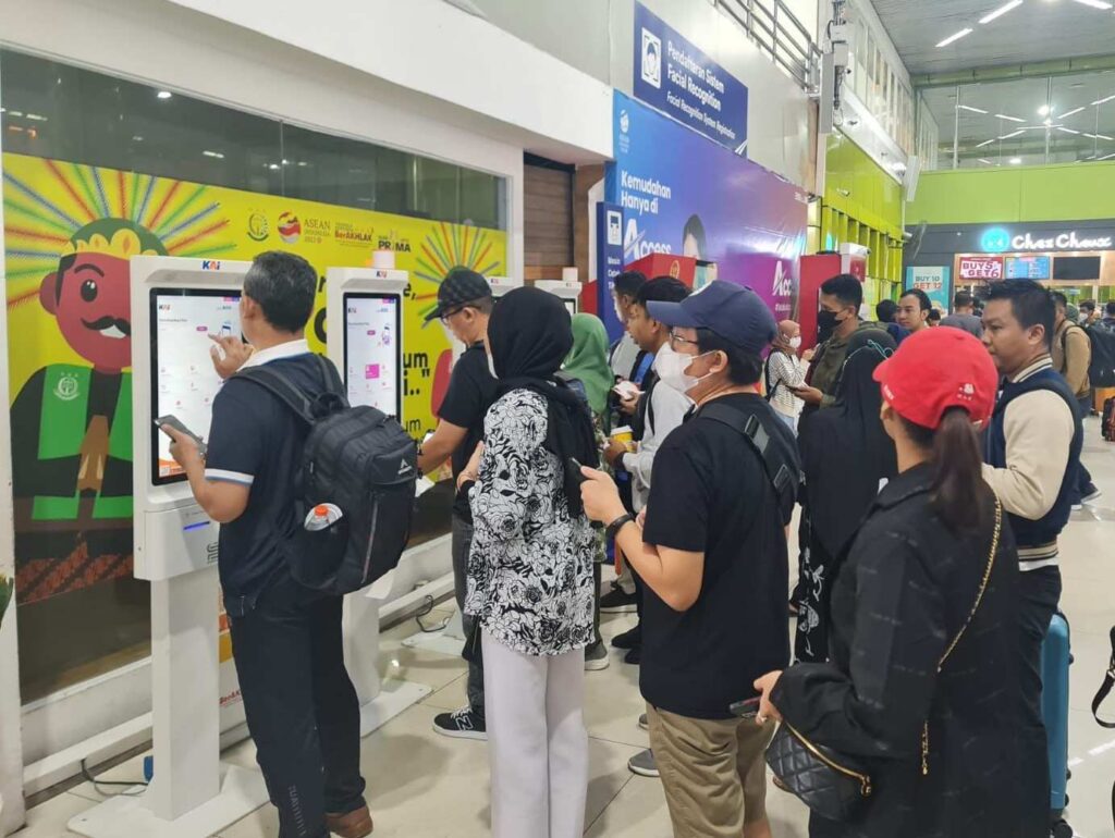 Penumpang di Stasiun Gambir. | Dok. KAI Daop 1