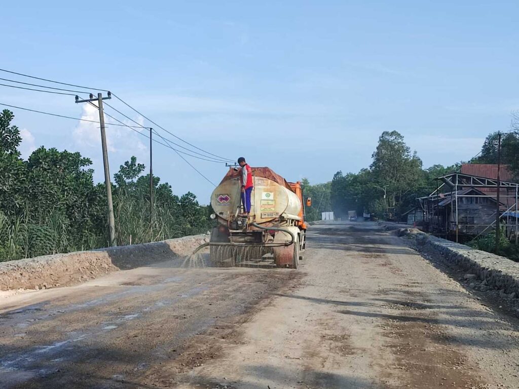 Preservasi dan Pelebaran Jalan di Pulang Pisau. | Majalah Lintas/Roy Afriansyah