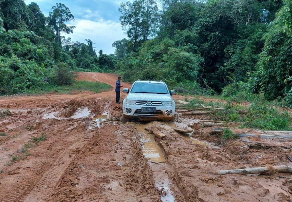 Ruas Lintas Tengah Jalan Tumbang Hiran-Tumbang Samba sebelum ditangani. | Dok. PPK 2.4 Provinsi Kalteng