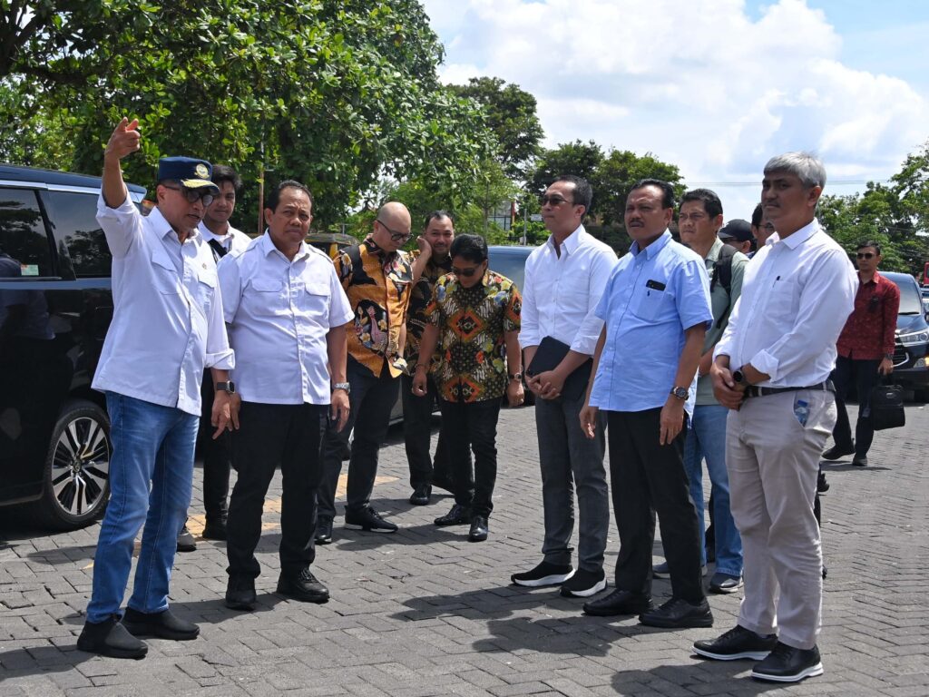 Menhub Budi Karya Sumadi membahas Pembangunan LRT Bali bersama Pj Gubernur Bali Sang Made Mahendra dan Bupati Badung I Nyoman Giri Prasta.| Dok. Kemenhub