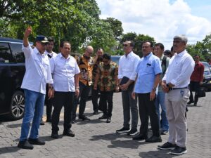 Menhub Budi Karya Sumadi membahas Pembangunan LRT Bali bersama Pj Gubernur Bali Sang Made Mahendra dan Bupati Badung I Nyoman Giri Prasta.| Dok. Kemenhub