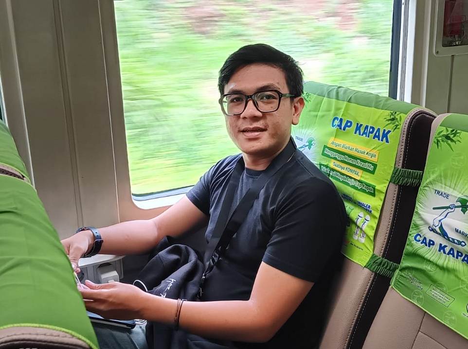Hakim, salah satu penumpang Kereta Api Argo Parahyangan. | Majalah Lintas/Edwan Ruriansyah