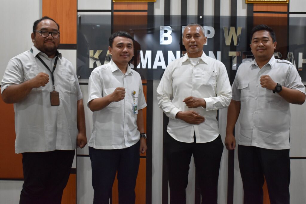 Kepala BPPW Kalteng Yanuar Seto Nugroho (kedua dari kiri) bersama jajaran. | Majalah Lintas/Roy Afriansyah