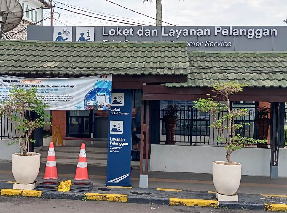 Loket pembelian tiket di Stasiun Bandung. | Majalah Lintas/Edwan Ruriansyah