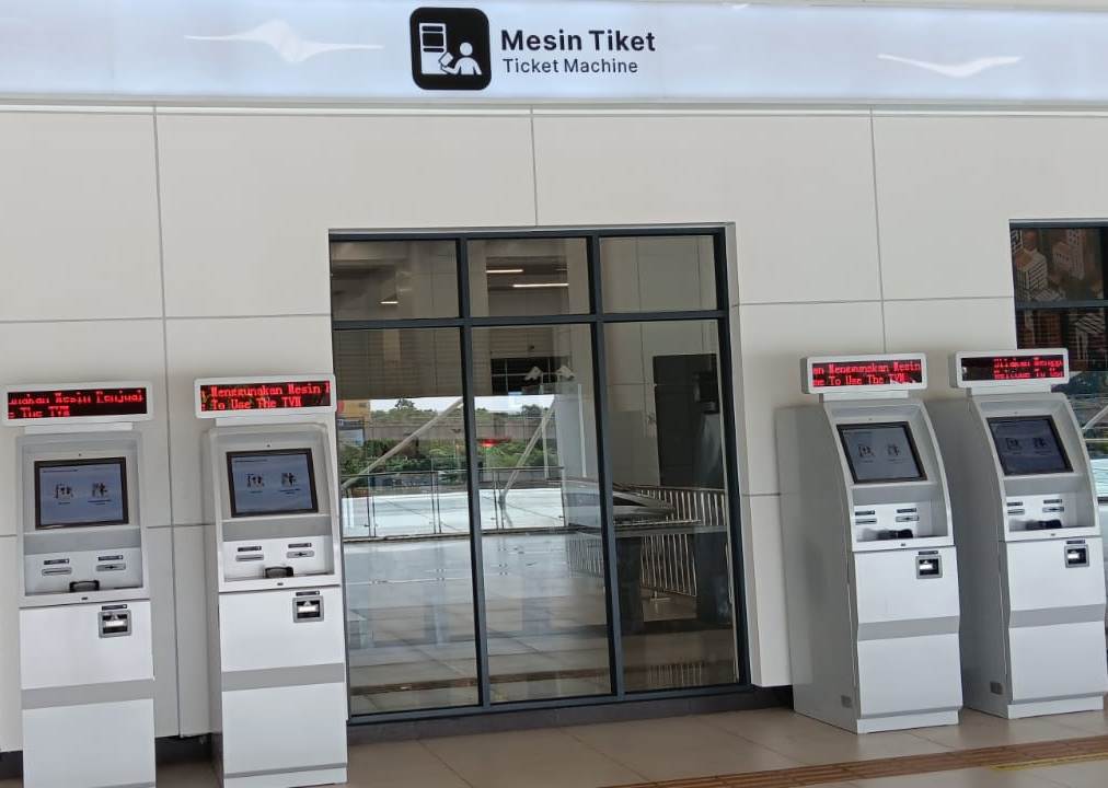 Mesin pembelian tiket (ticket machine) Kereta Cepat Whoosh. | Majalah Lintas/Edwan Ruriansyah