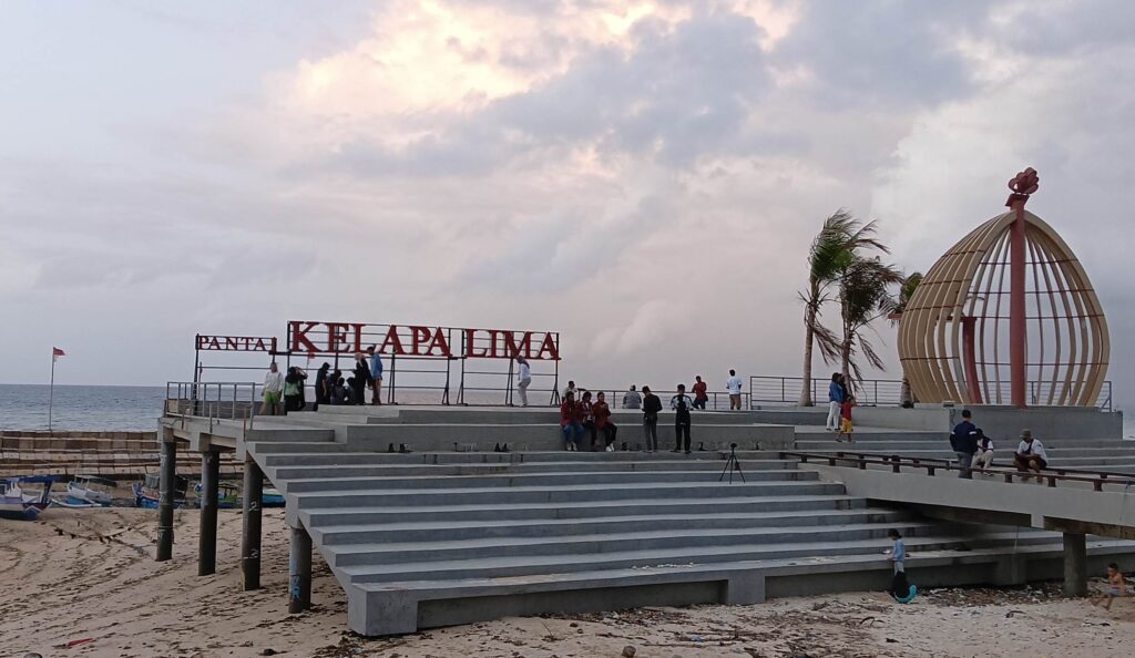 Pantai Kelapa Lima Kupang NTT. | Majalah Lintas/Paul Siahaan