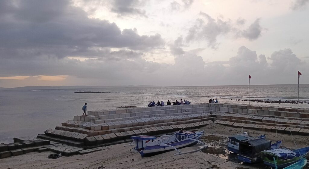 Pantai Kelapa Lima Kupang NTT. | Majalah Lintas/Paul Siahaan