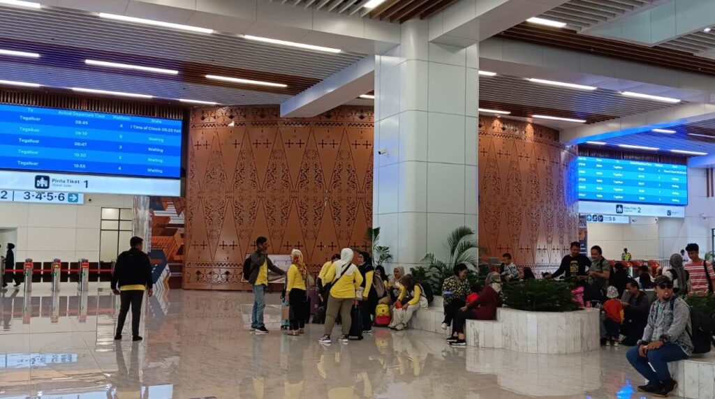Suasana ruang tunggu di Stasiun Kereta Cepat Halim. | Majalah Lintas/Edwan Ruriansyah