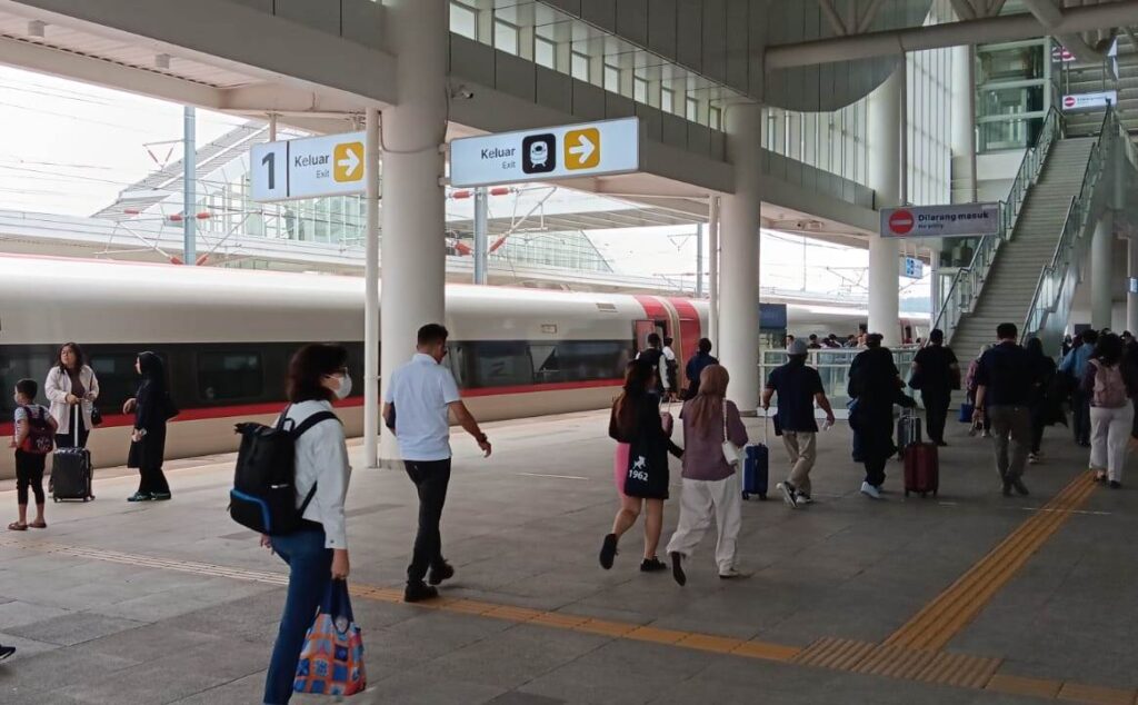 Penumpang Kereta Cepat Whoosh di Stasiun Padalarang. | Majalah Lintas/Edwan Ruriansyah