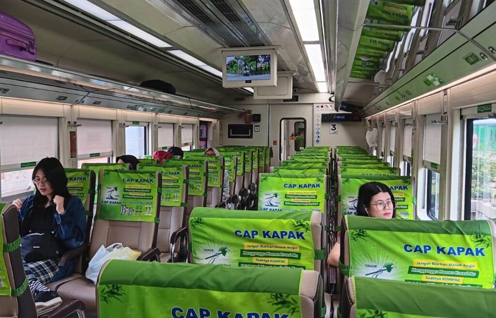 Suasana di dalam Kereta Api Argo Parahyangan. | Majalah Lintas/Edwan Ruriansyah