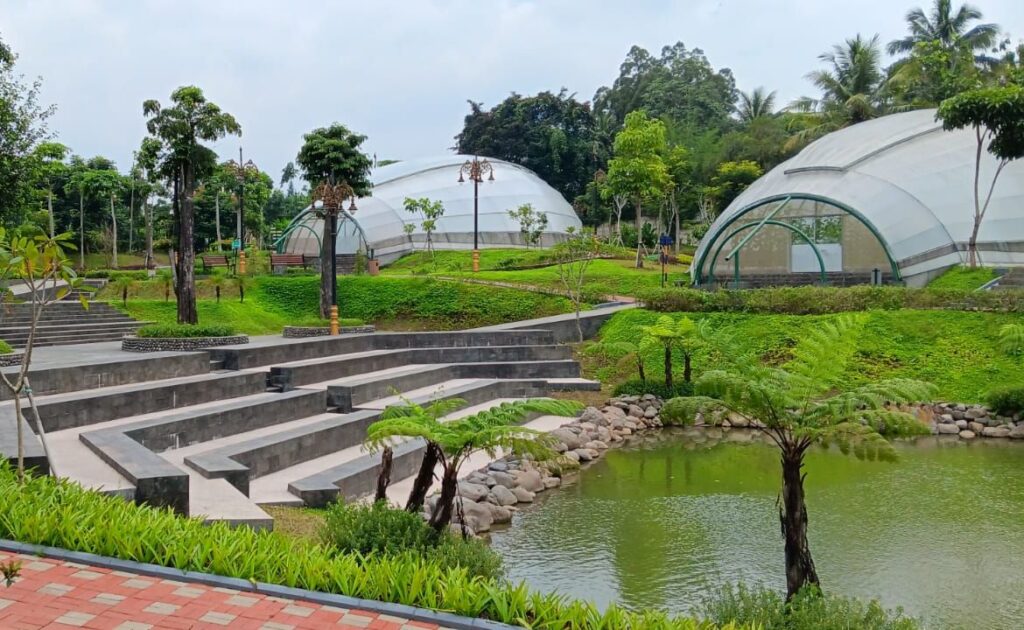 Green House dan kolam ikan di Bendungan Sukamahi. Majalah Lintas/Edwan Ruriansyah
