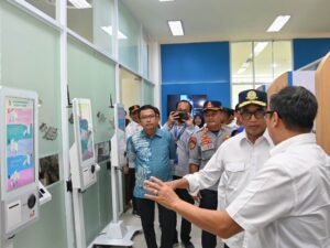 Menhub Budi Karya Sumadi mengecek Terminal Leuwipanjang Bandung. | Dok. Kemenhub