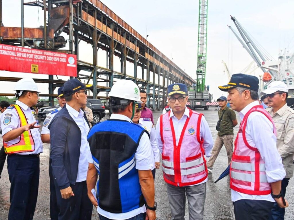 Menhub Budi Karya Sumadi meninjau Pelabuhan Dumai di Provinsi Riau. | Dok. Kemenhub