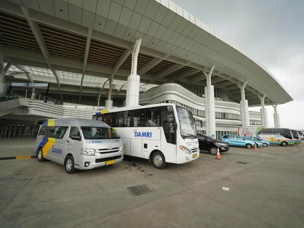 Berbagai moda transportasi umum bagi penumpang Kereta Cepat Whoosh di Stasiun Tegalluar. | Dok. KCIC