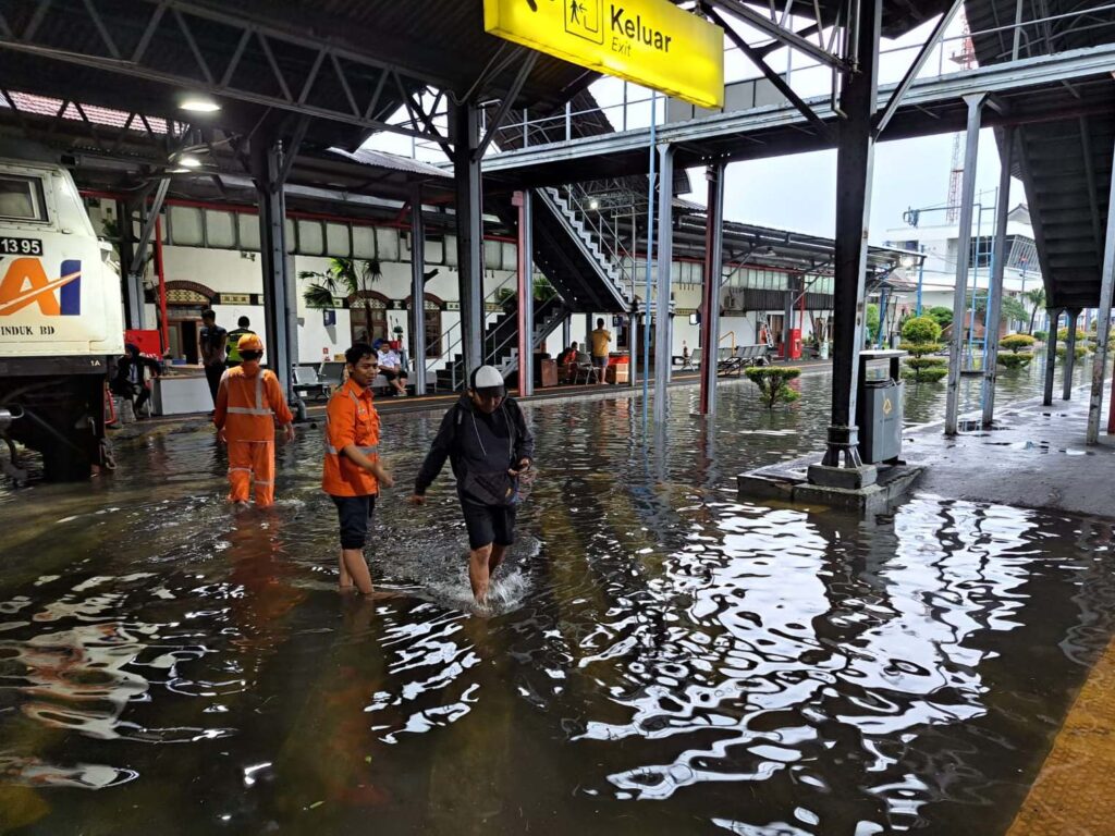 Banjir di Semarang ganggu perjalanan Kereta Api. | Dok. KAI