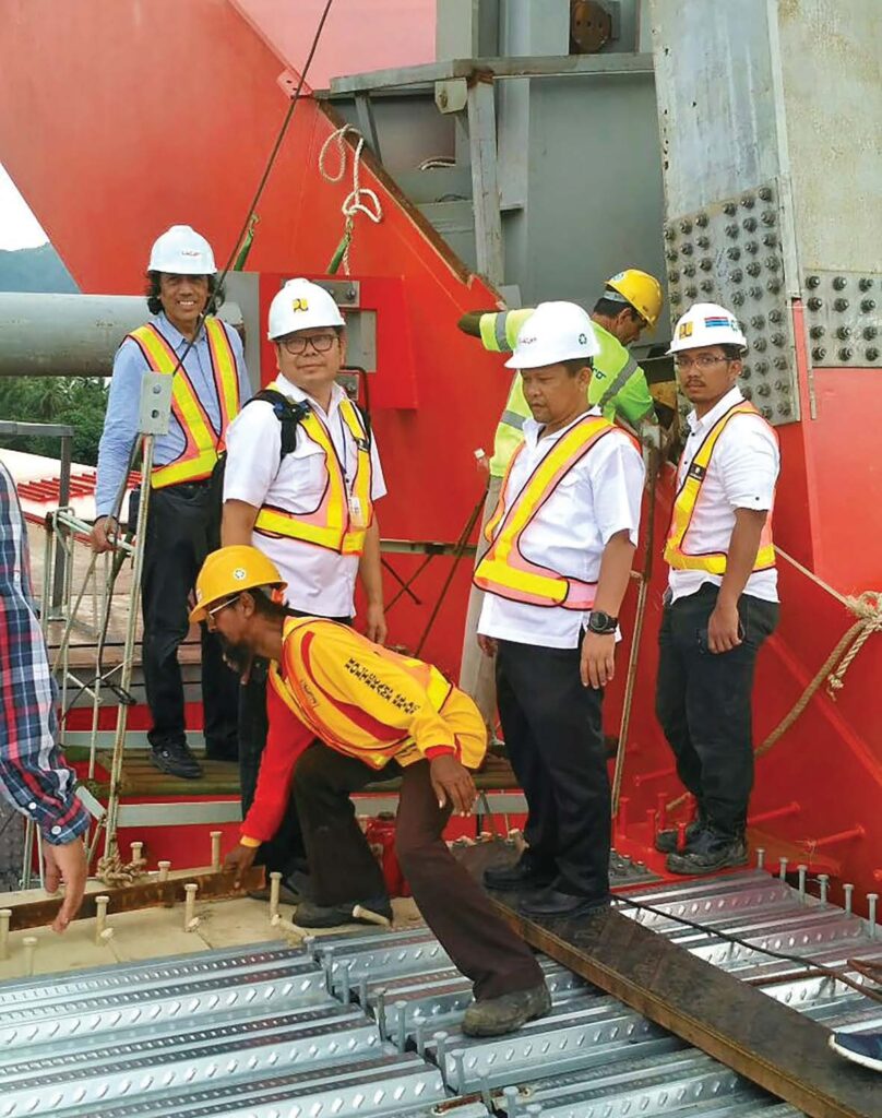Pengecekan pekerjaan plat baja pada lantai jembatan bersama tim Jafung
Direktorat Jembatan.