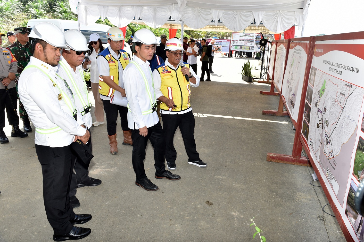 2905 Wapres Gibran tinjau pembangunan IKN, didampingi Kepala OIKN Basuki Hadimuljono Gibran Bermalam di Rusun ASN IKN, Bukti Seriusnya Tinjau Progres Pembangunan