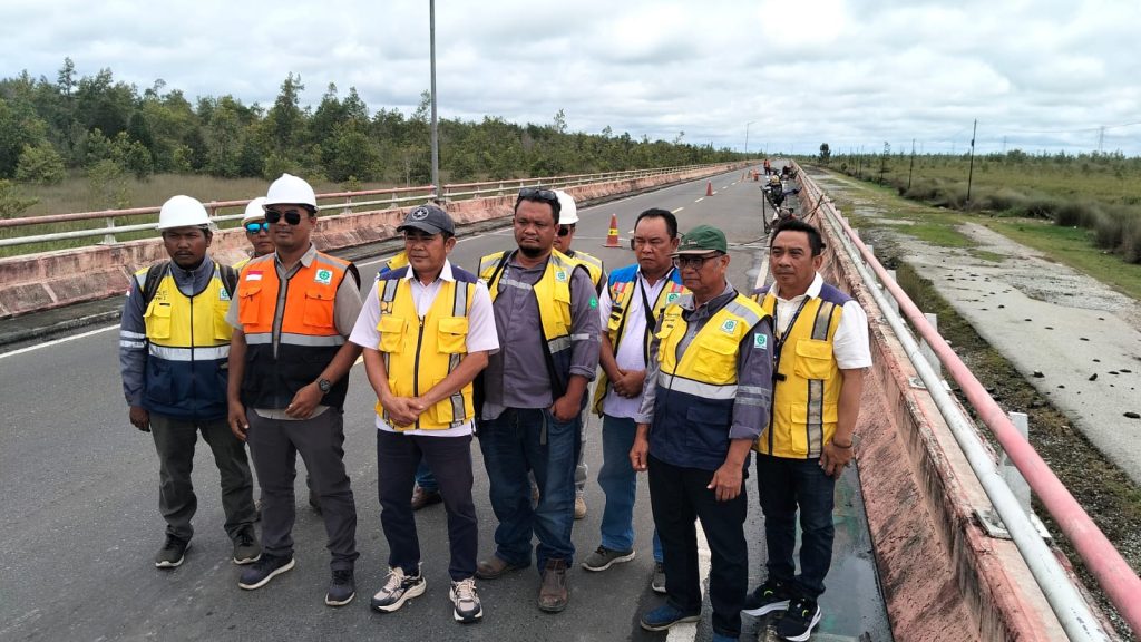 Koordinator Lapangan PPK 2.3 BPJN Kalteng Tarong, ST (tengah) bersama penyedia jasa Paket preservasi jembatan khusus pile slab nusa 03 CV. Nasywa Syairira dan konsultan PT. Adiya Widyajasa KSO PT. Cipta Stada optimistis menyelesaikan proyek sebelum Desember 2025. Lintas/Catur Suradewo