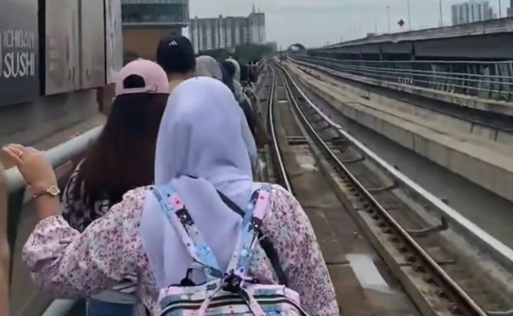 2510 Proses evakuai penumpang pasca gangguan yang dialami LRT Jabodebek, Sabtu, 25 Oktober 2025 LRT Jabodebek Alami Gangguan Listrik, 653 Penumpang Dievakuasi Aman dan Layanan Sudah Pulih