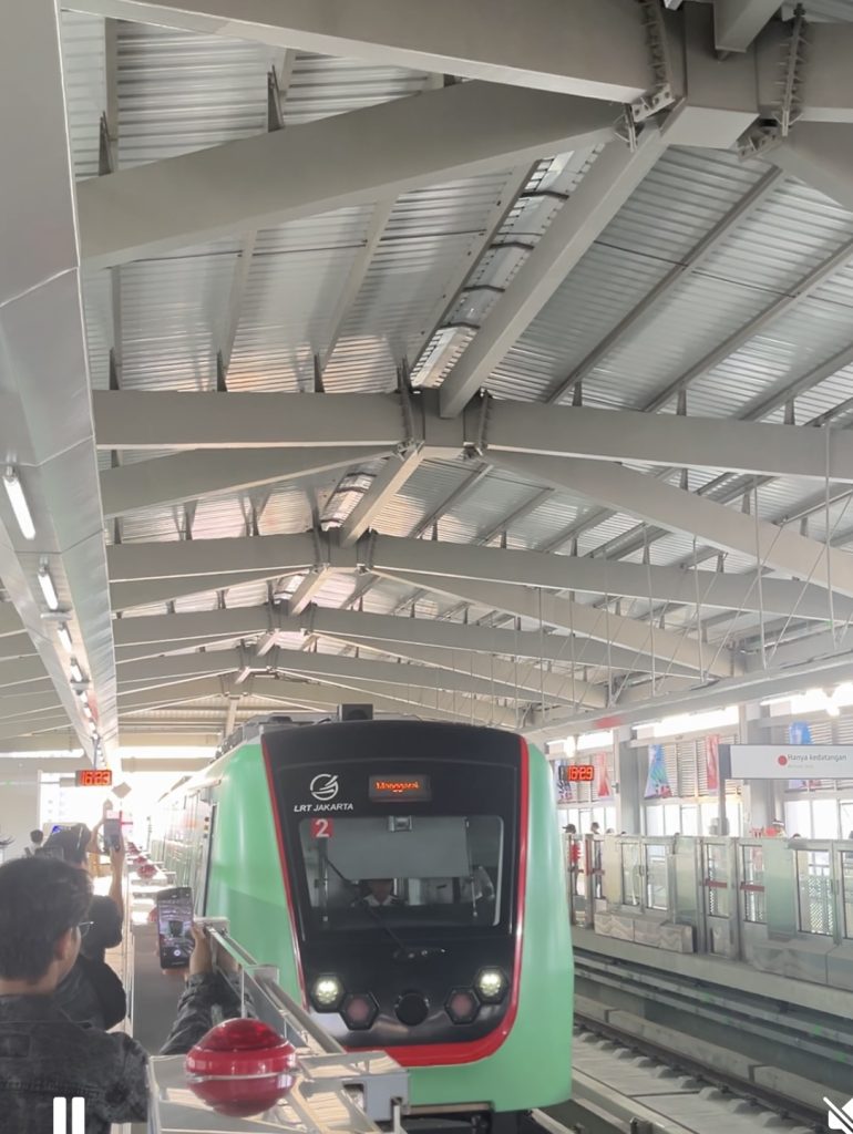 LRT Jakarta. Lintas/Rochimawati