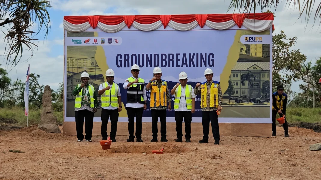Direktur Jenderal Perumahan Kementerian PUPR,  Iwan Suprijanto bersama dengan PJ Gubernur Papua Selatan, Komjen Pol. (Purn.) Rudy Sufahriadi serta perwakilan PJ Gubernur Papua Tengah. | Dok Kementerian PUPR