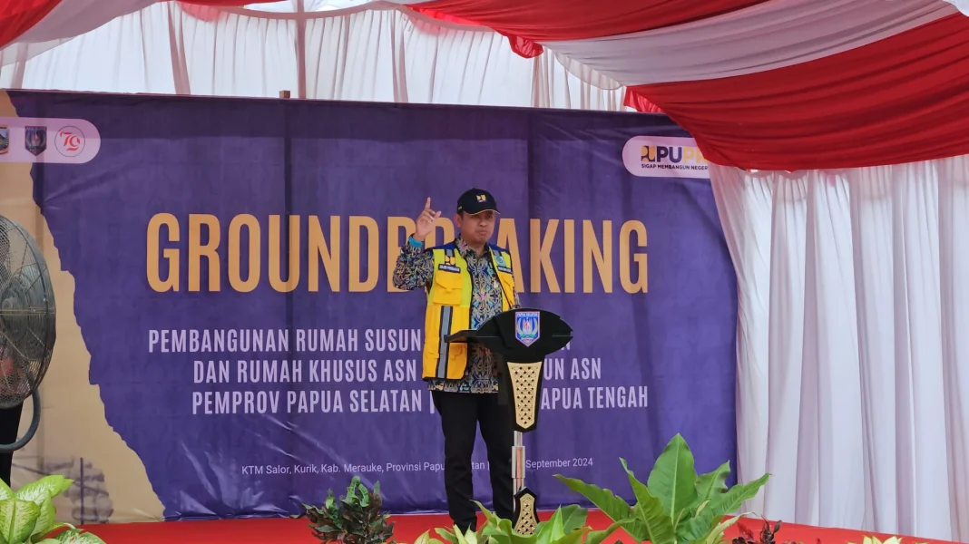 Direktur Jenderal Perumahan Kementerian PUPR, Iwan Suprijanto saat melakukan Groundbreaking Pembangunan Rusun dan Rusus ASN Pemprov Papua Selatan di Papua Selatan | Dok. Kementerian PUPR