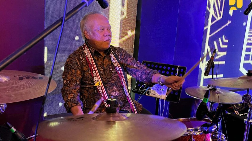 Basuki Hadimuljono didaulat memainkan drum di ulang tahun ke-50 AKI, Senin (2/10/2023). | Dok. KemenPUPR