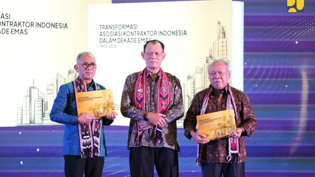 Basuki Hadimuljono (kanan) menerima piagam dalam Harmony Night di ulang tahun ke-50 AKI, Senin (2/10/2023). | Dok. KemenPUPR