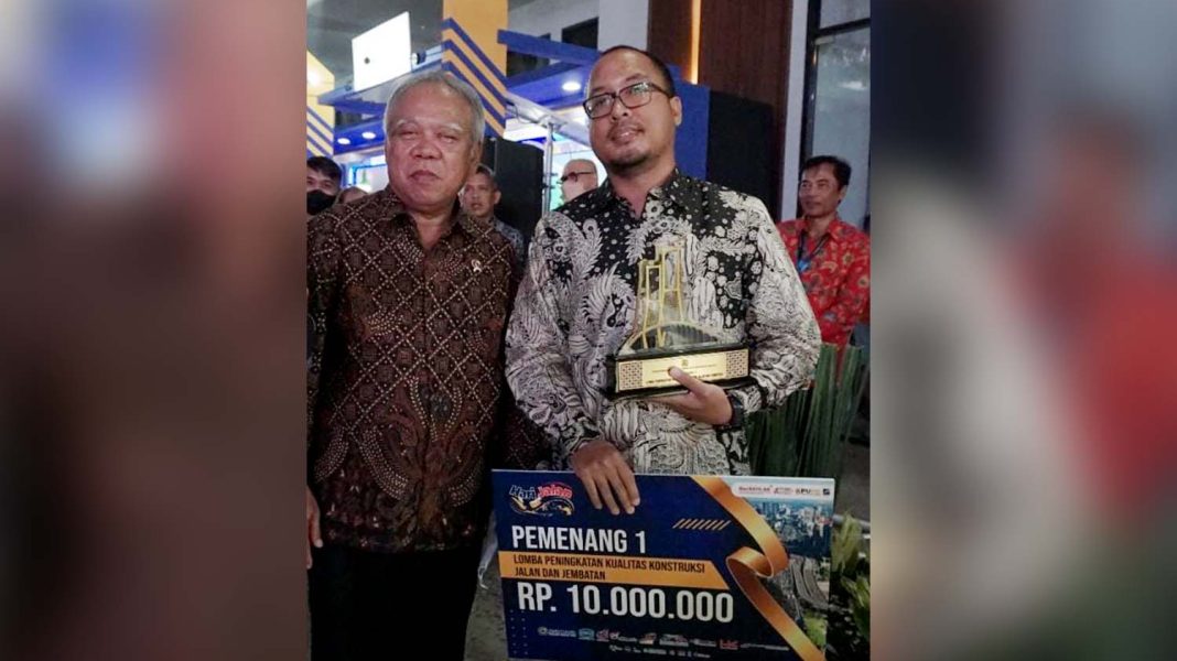 Menteri PUPR Basuki Hadimuljono berfoto bersama Perwira Manggala Wicaksana, ST, sebagai PPK (Pejabat Pembuat Komitmen) KPBU AP Sumatera Selatan, Pemenang I Lomba Peningkatan Kualitas Konstruksi Jalan dan Jembatan. | Dok. KemenPUPR