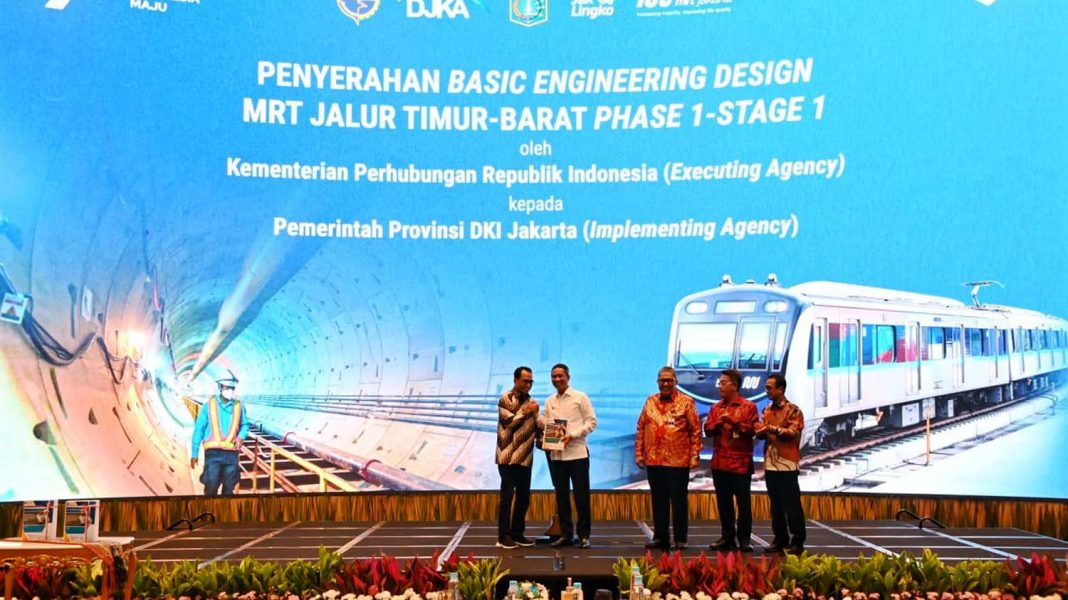 penyerahan Dokumen Basic Engineering Design (BED) MRT Jalur Timur-Barat (East-West) Fase 1 Tahap 1 oleh Menteri Perhubungan Budi Karya Sumadi kepada Pemerintah Penjabat Gubernur Jakarta Heru Budi Hartono, Senin (7/8/2023) di Jakarta.  | Dok. Kementerian Perhubungan