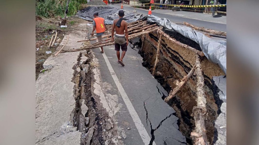 Kondisi jalan ambles di ruas jalan nasional Batas Kota Amuntai–Desa Tabur (Batas Kabupaten Tabalong), di Km 194+700 Desa Sungai Turak, Kota Amuntai, Kabupaten Hulu Sungai Utara. | Majalah Lintas/Roy Siahaan
