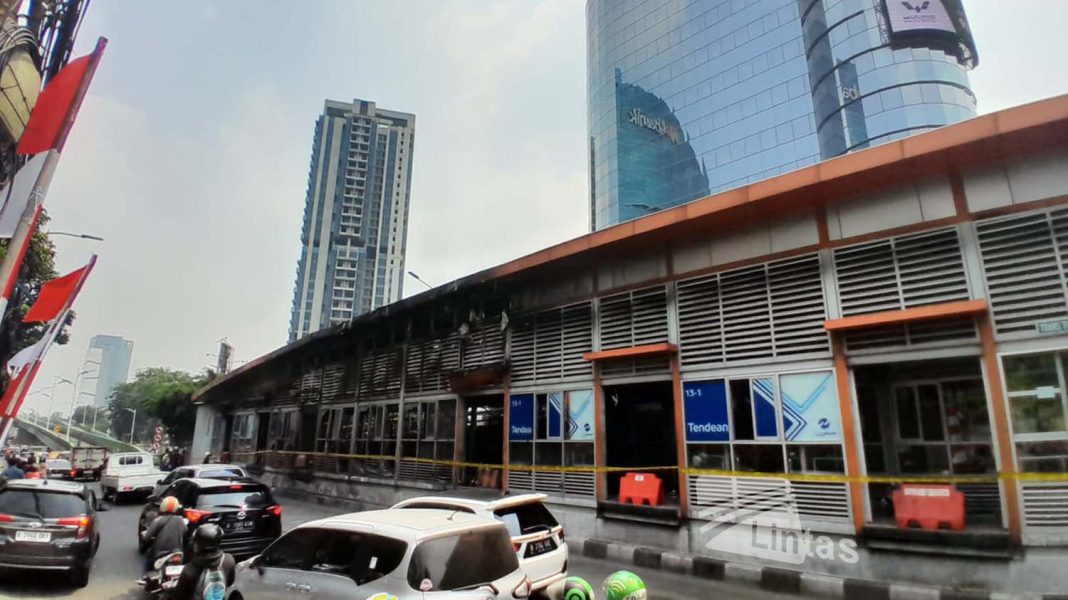 Halte Transjakarta Tendean di Koridor 13 yang terbakar pada Senin (14/8/2023) masih dalam perbaikan. | Dok. Majalah Lintas/Agustinus Mendröfa