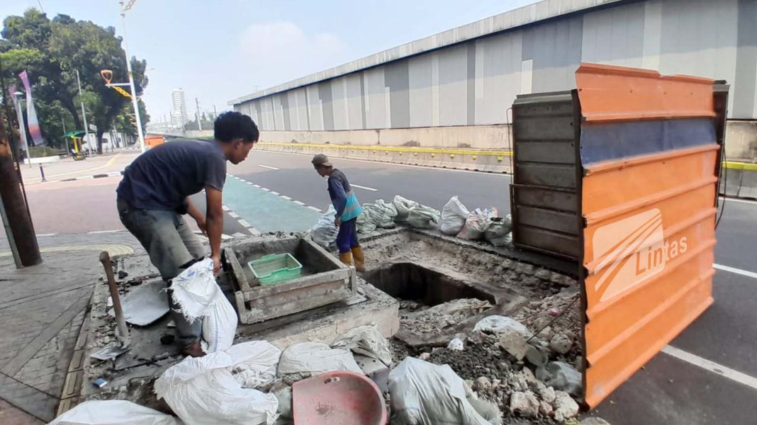 Sejumlah pekerja merevitalisasi lubang resapan di Jalan Sisingamangaraja, Selasa (15/8/2023). | Dok. Lintas/Agustinus Mendröfa
