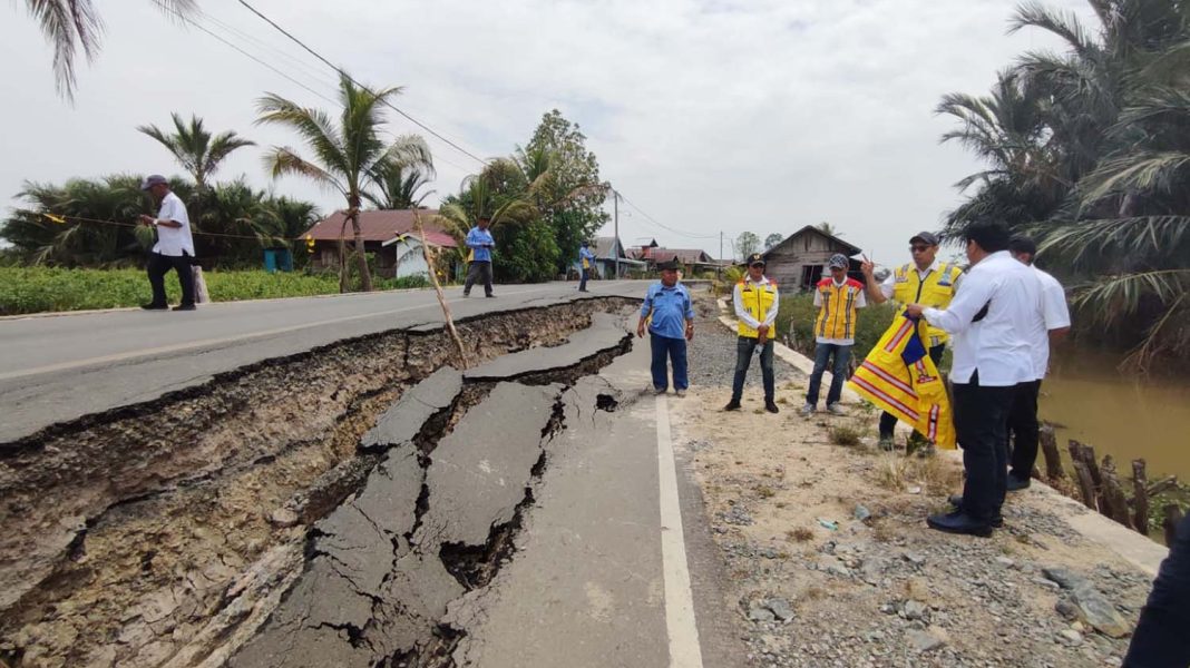Jalan ambles di STA 13+800 ruas jalan nasional Mamuning–Balimau–Kandangan, Kalimantan Selatan. | Majalah Lintas/Roy Siahaan