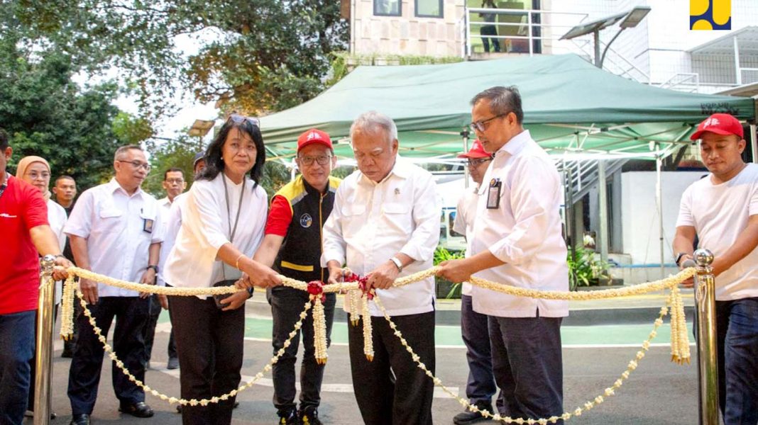 Menteri PUPR Basuki Hadimuljono meresmikan Tempat Pengelolaan Sampah Reuse, Reduce, dan Recycle (TPS3R) di Kawasan Kantor Pusat atau Kampus Kementerian PUPR di Jakarta, Rabu (16/8/2023). | Dok. KemenPUPR