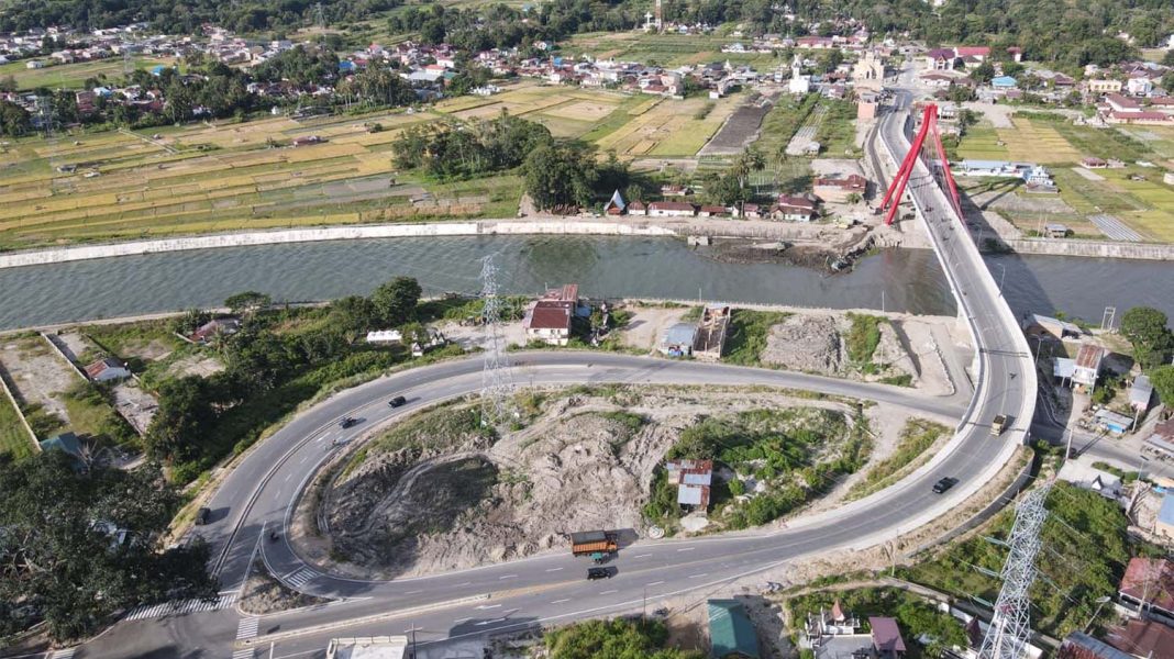 Penampakan dari ketinggian alur Tano Ponggol dengan Jembatan Aek Tano Ponggol di Pangururan, Kabupaten Samosir. | Dok KemenPUPR