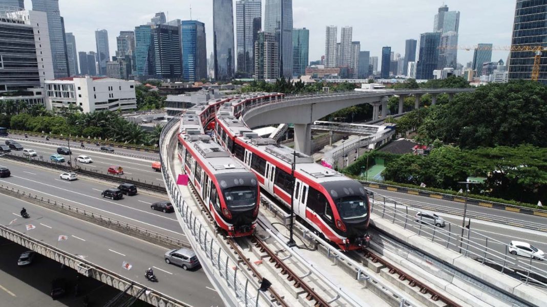 Dua rangkaian LRT Jabodebek berpapasan. | Dok. PT KAI