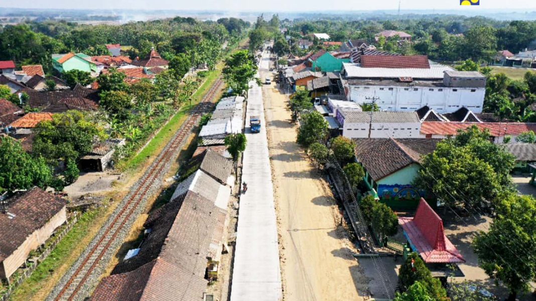 Salah satu ruas jalan daerah yang diperbaiki melalui program Inpres Jalan Daerah. | Dok. KemenPUPR