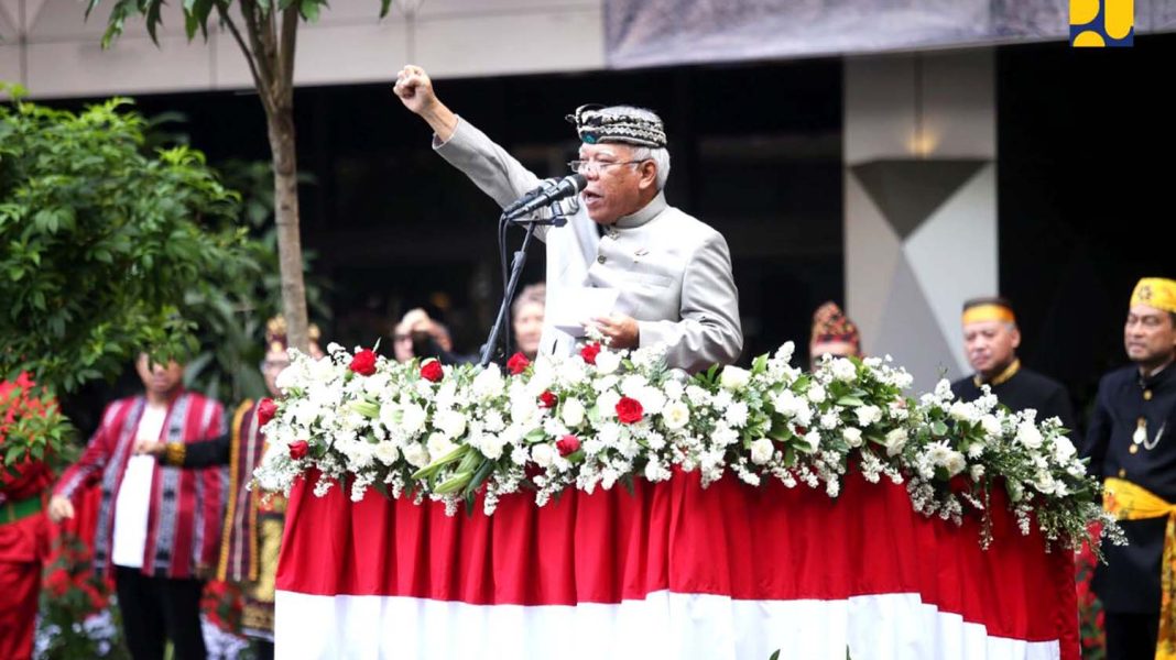 Menteri PUPR Basuki Hadimuljono memimpin upacaya peringatan HUT Ke-78 Kemerdekaan RI di Kementerian PUPR, Kamis (17/8/2023). | Dok. KemenPUPR