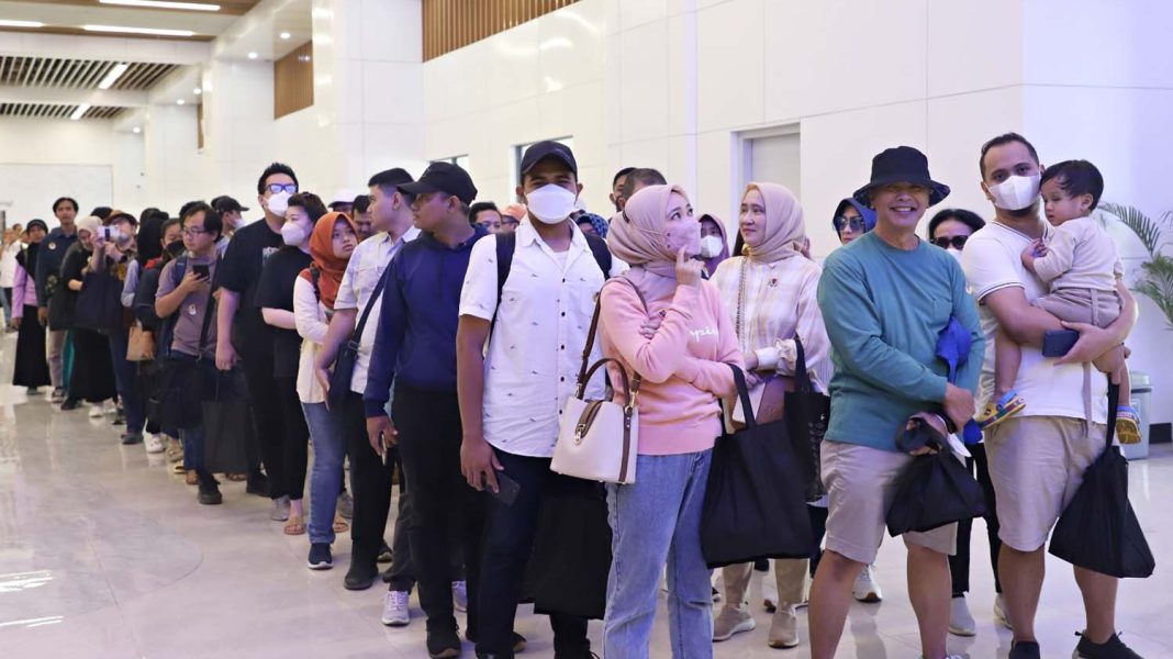 Warga mengantre masuk ke dalam KCJB saat uji coba gratis tahap 1. | Dok. KCIC.co.id