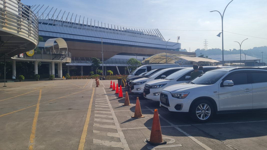 Antrian Mobil Kecil menuju Kapal Express Ferizy. Foto : M. Alif Syahdila R/ Majalah Lintas