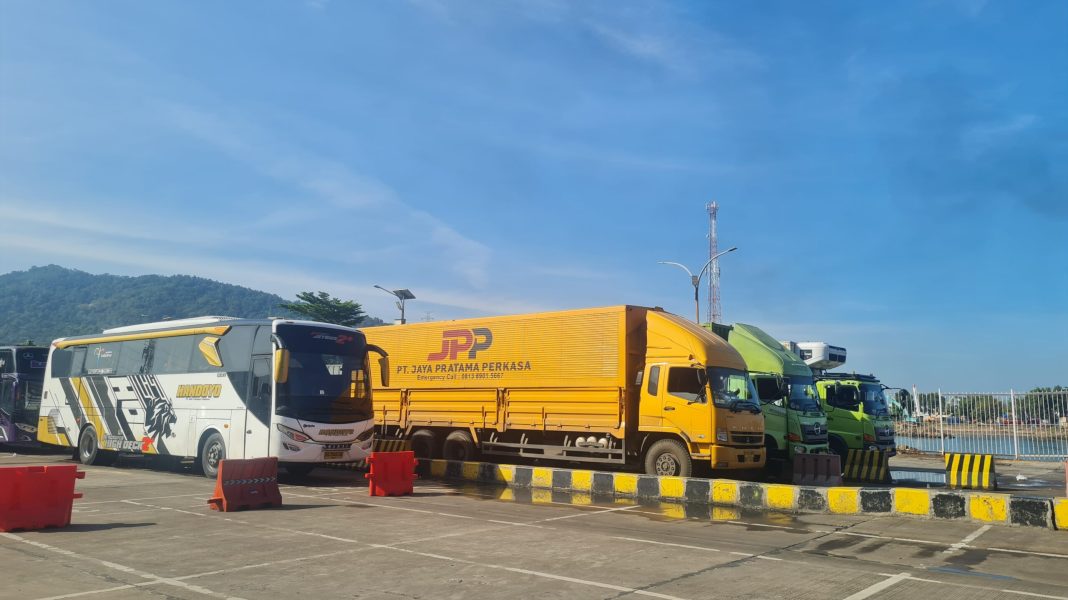 Antrian Mobil Besar menuju Kapal Express Ferizy. Foto : M. Alif Syahdila R/ Majalah Lintas