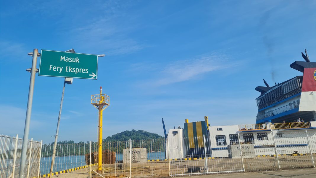 Jalur Masuk kendaraan kedalam Kapal Express Ferizy. Foto : M. Alif Syahdila R/ Majalah Lintas