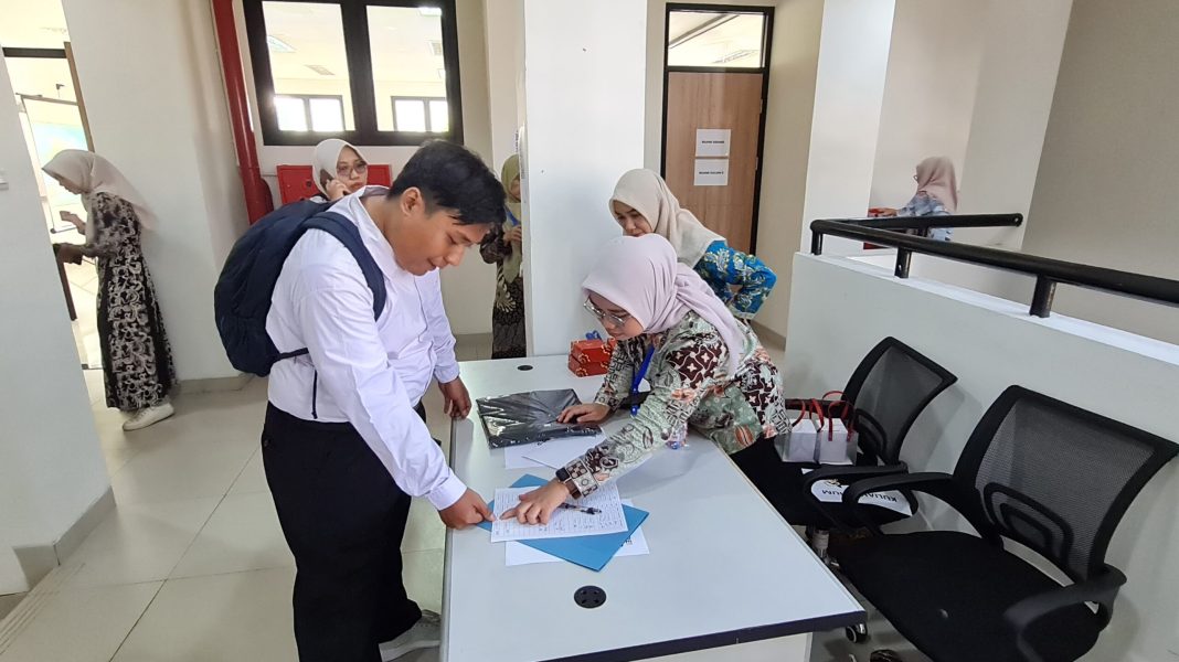 Registrasi kehadiran mahasiswa baru STT PU. | Foto : M. Alif Syahdila R
