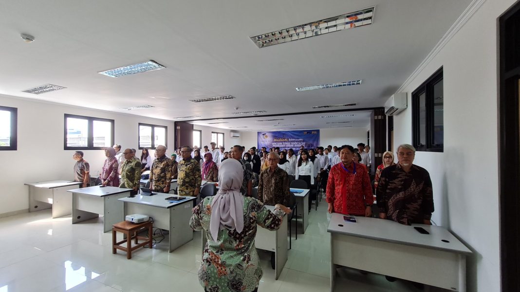 Hadirin Kuliah Umum STT PU menyanyikan Indonesia Raya.  | Foto : M. Alif Syahdila R
